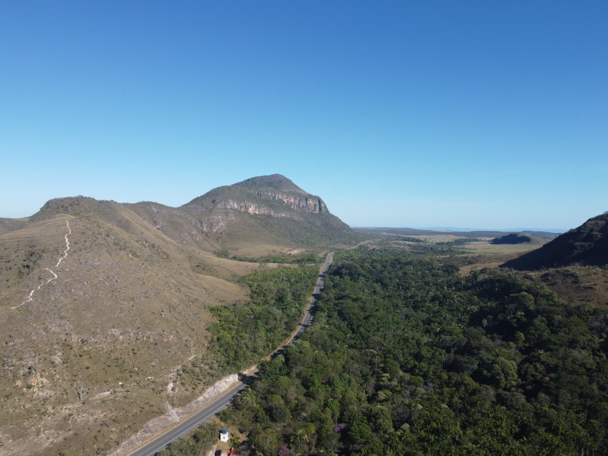 Serras do cerrado e uma estrada na Chapada dos Veadeiros