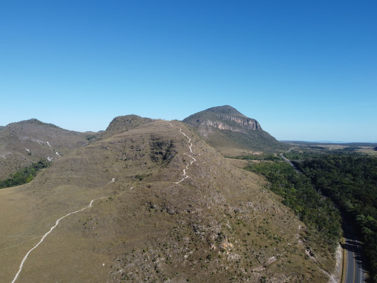 Morros do cerrado e uma trilha na Chapada dos Veadeiros