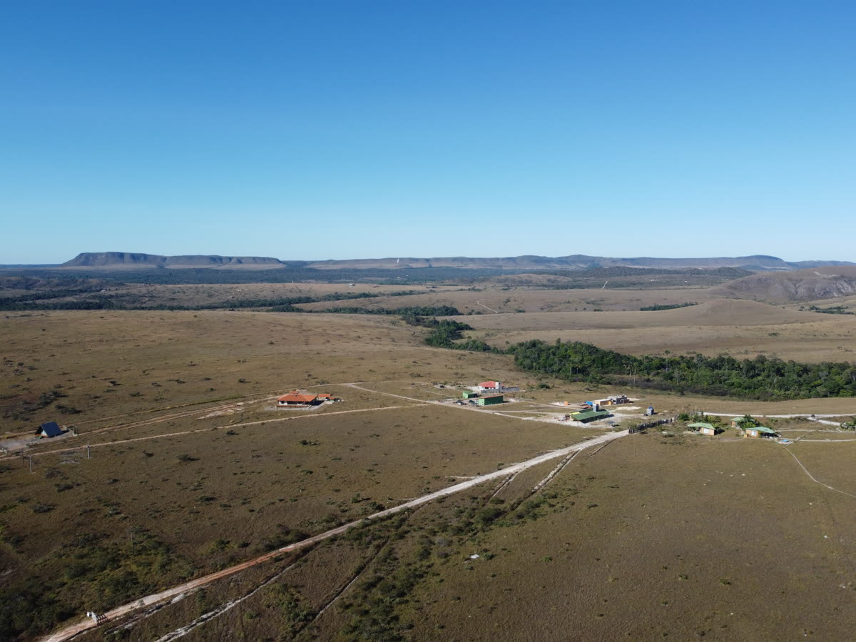 Planície de cerrado com mesas de topo plano no horizonte